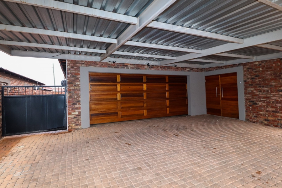 To Let 3 Bedroom Property for Rent in Flamwood North West